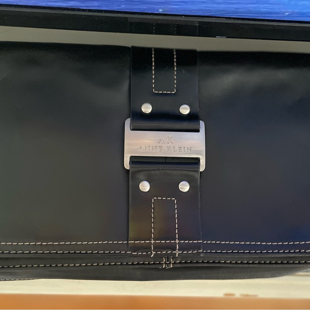 Anne Klein Black Leather Clutch/shoulderbag with Silver Hardware & fabric lining - Picture 9 of 9
